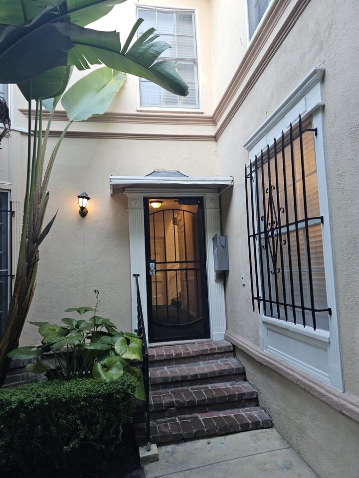 342 North Oakhurst Drive #E - Photo 3 of 36