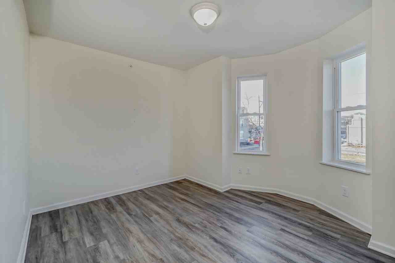 5625 5625 Sprague Street2nd Floor #B - Photo 5 of 13