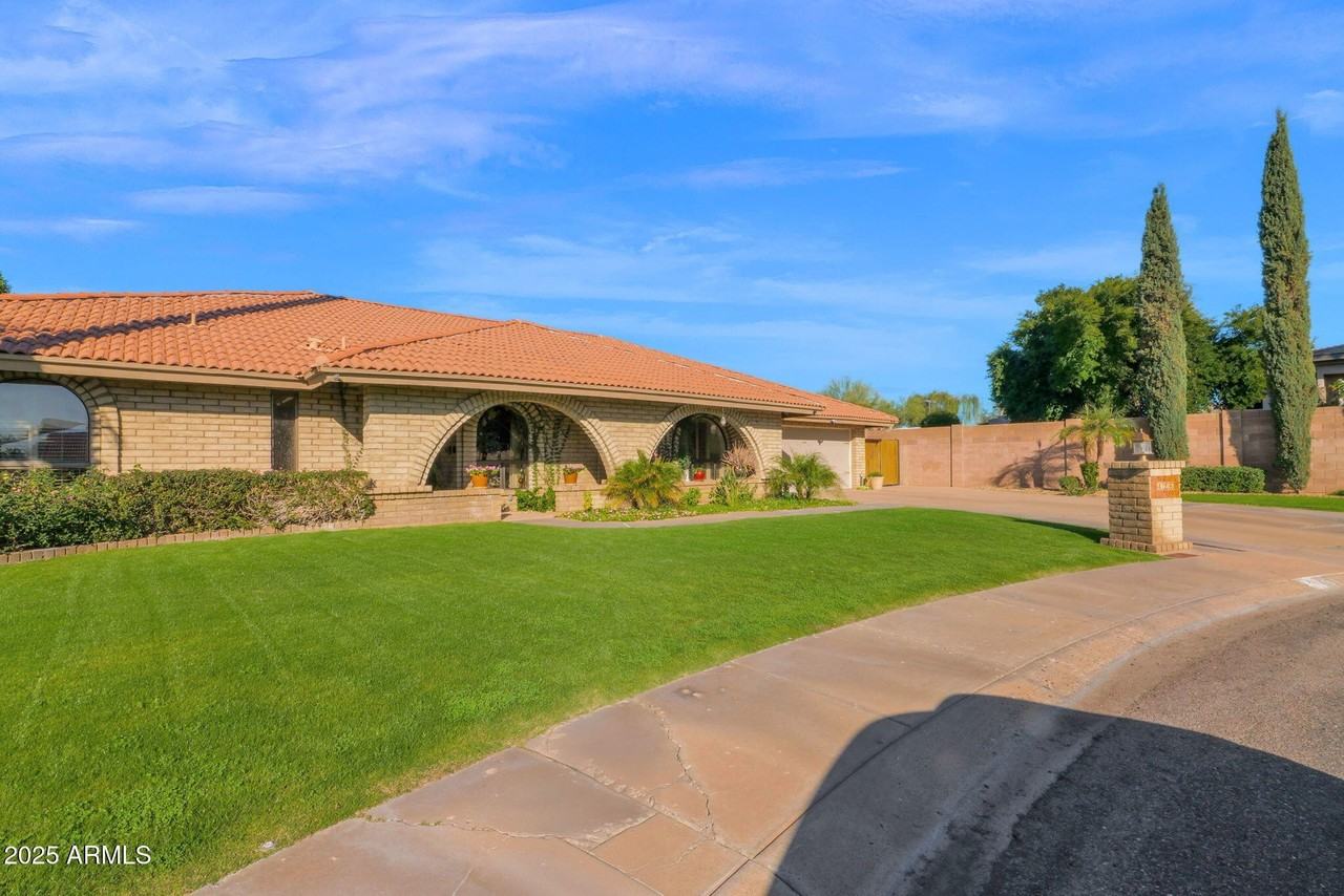 426 East Carol Ann Way - Photo 3 of 36