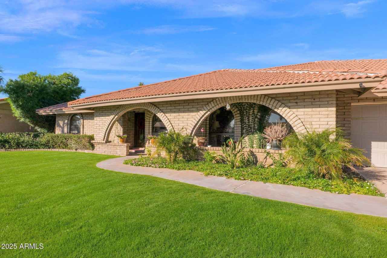 426 East Carol Ann Way - Photo 4 of 36