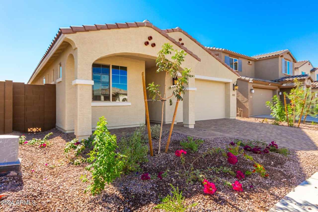 8917 W Orange Dr - Photo 5 of 40