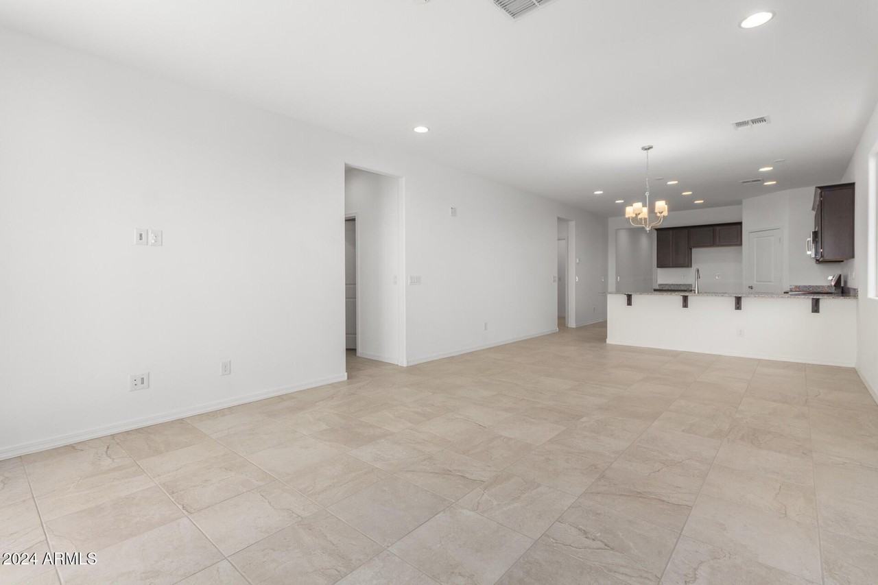 8917 W Orange Dr - Photo 7 of 40