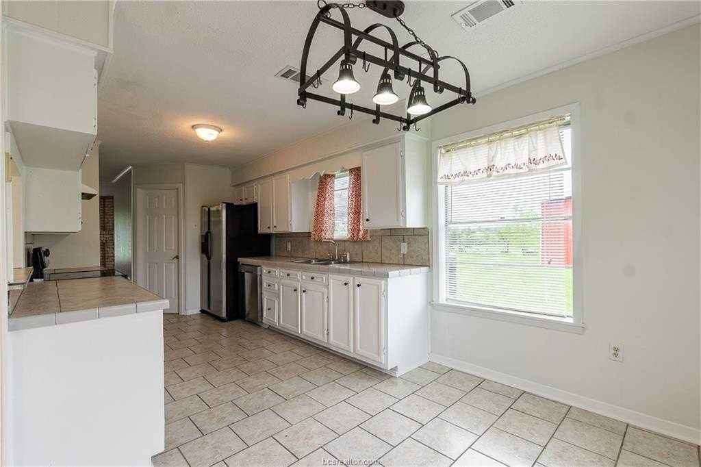 9812 Runaway Rd - Photo 4 of 18