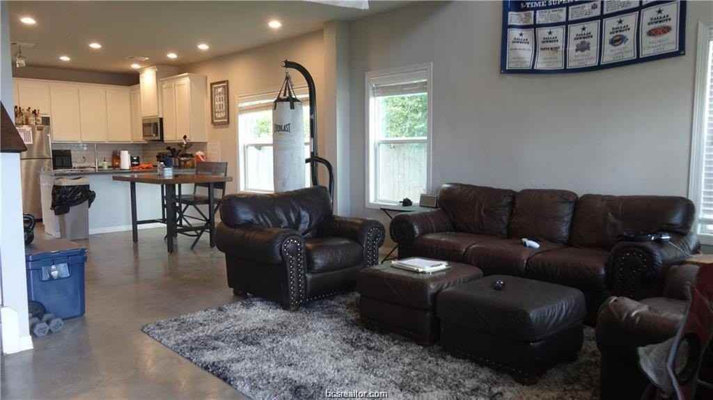 3104 Green St - Photo 2 of 12