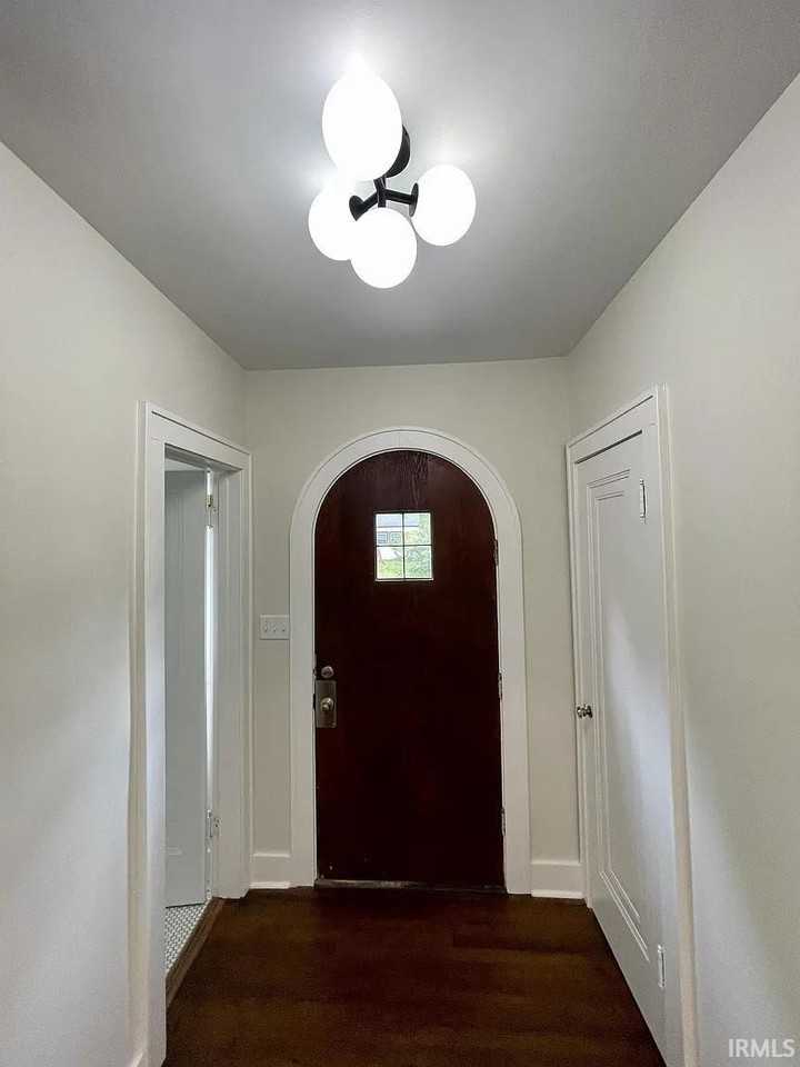 611 S Eagleson Ave - Photo 3 of 36