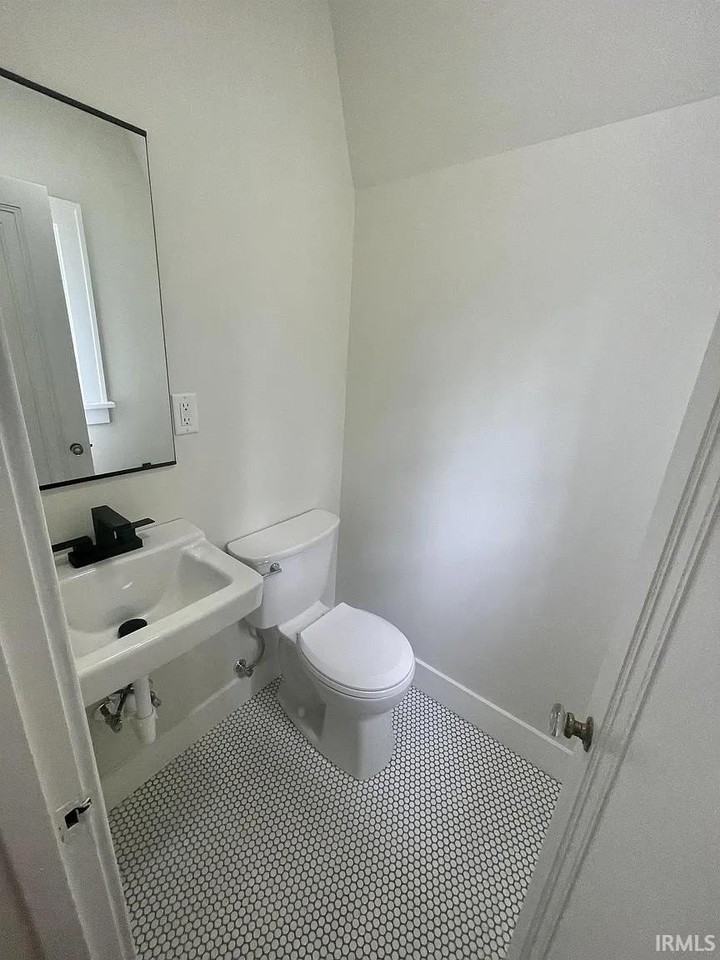 611 S Eagleson Ave - Photo 5 of 36