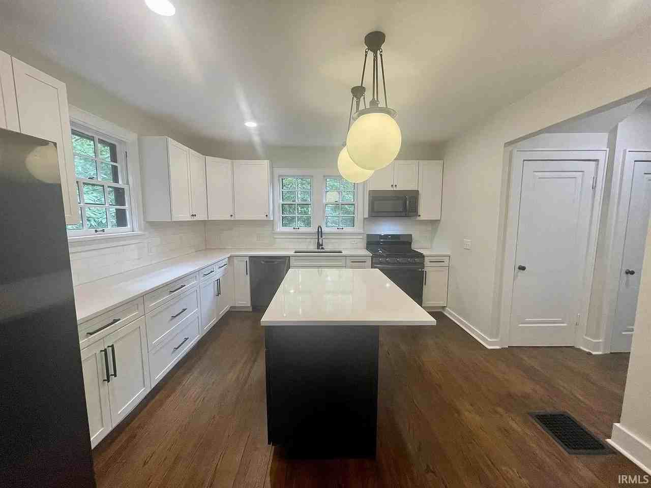 611 S Eagleson Ave - Photo 6 of 36