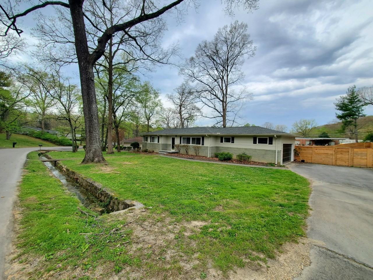 2531 Avalon Circle - Photo 3 of 31