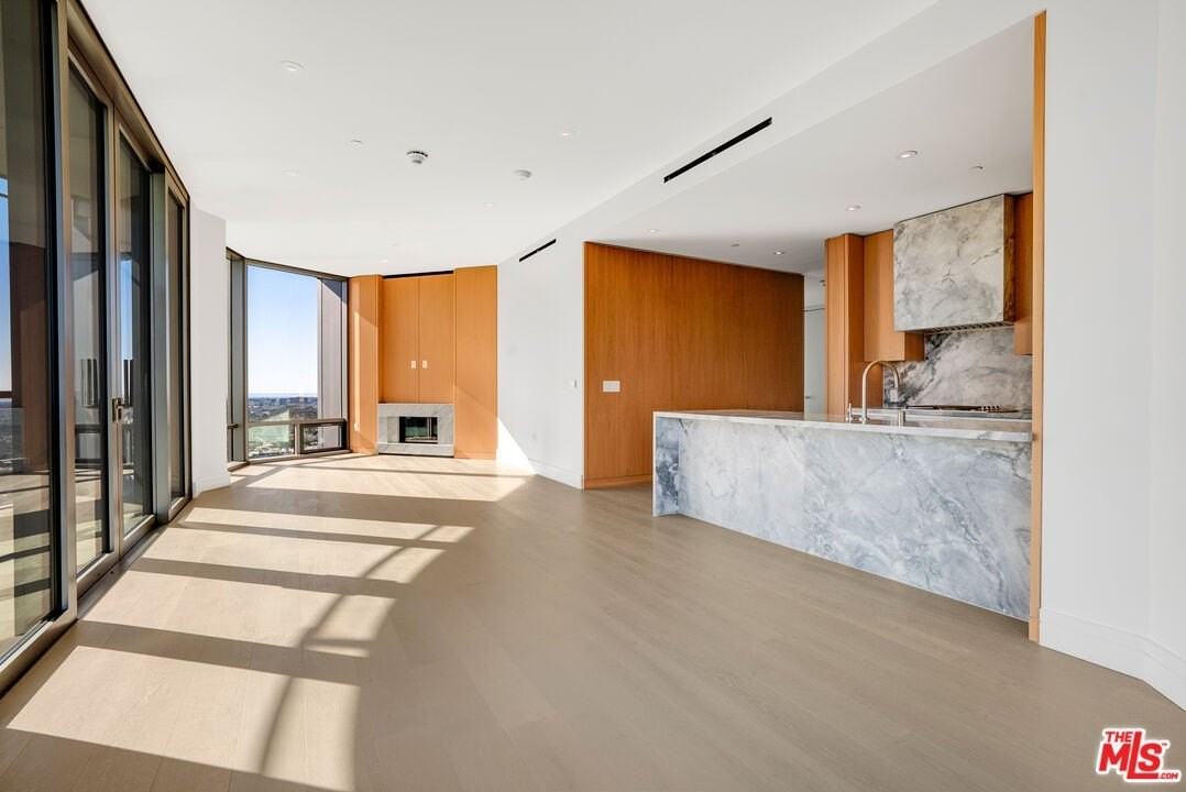 211 W Elm Ct unit: 16B #16B - Photo 7 of 32