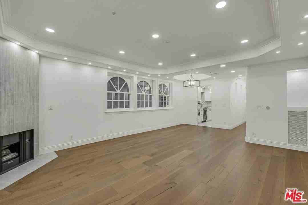 342 North Palm Drive #102