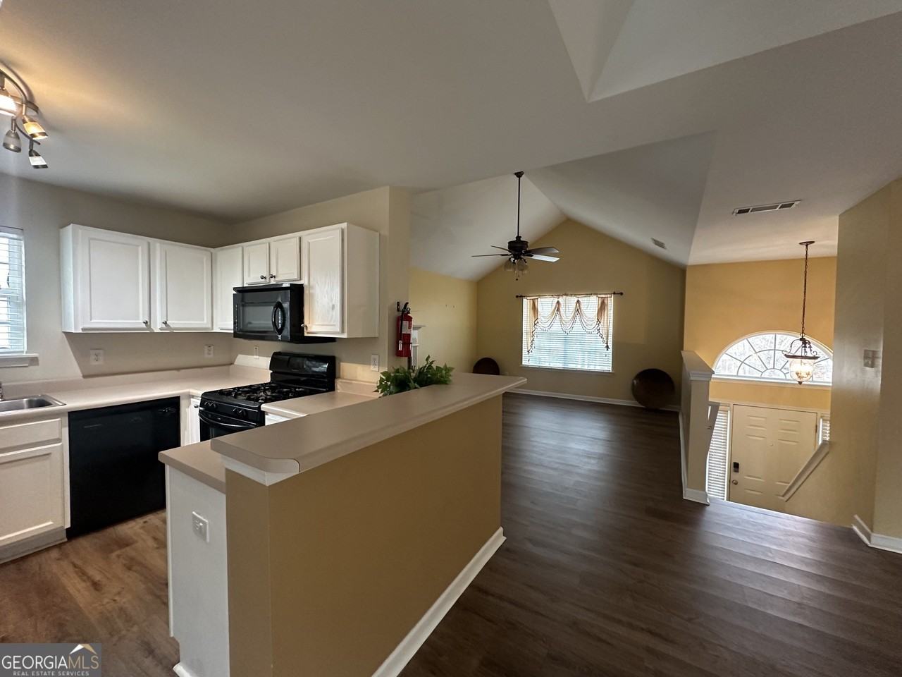 1943 Oakbluff Dr - Photo 4 of 19