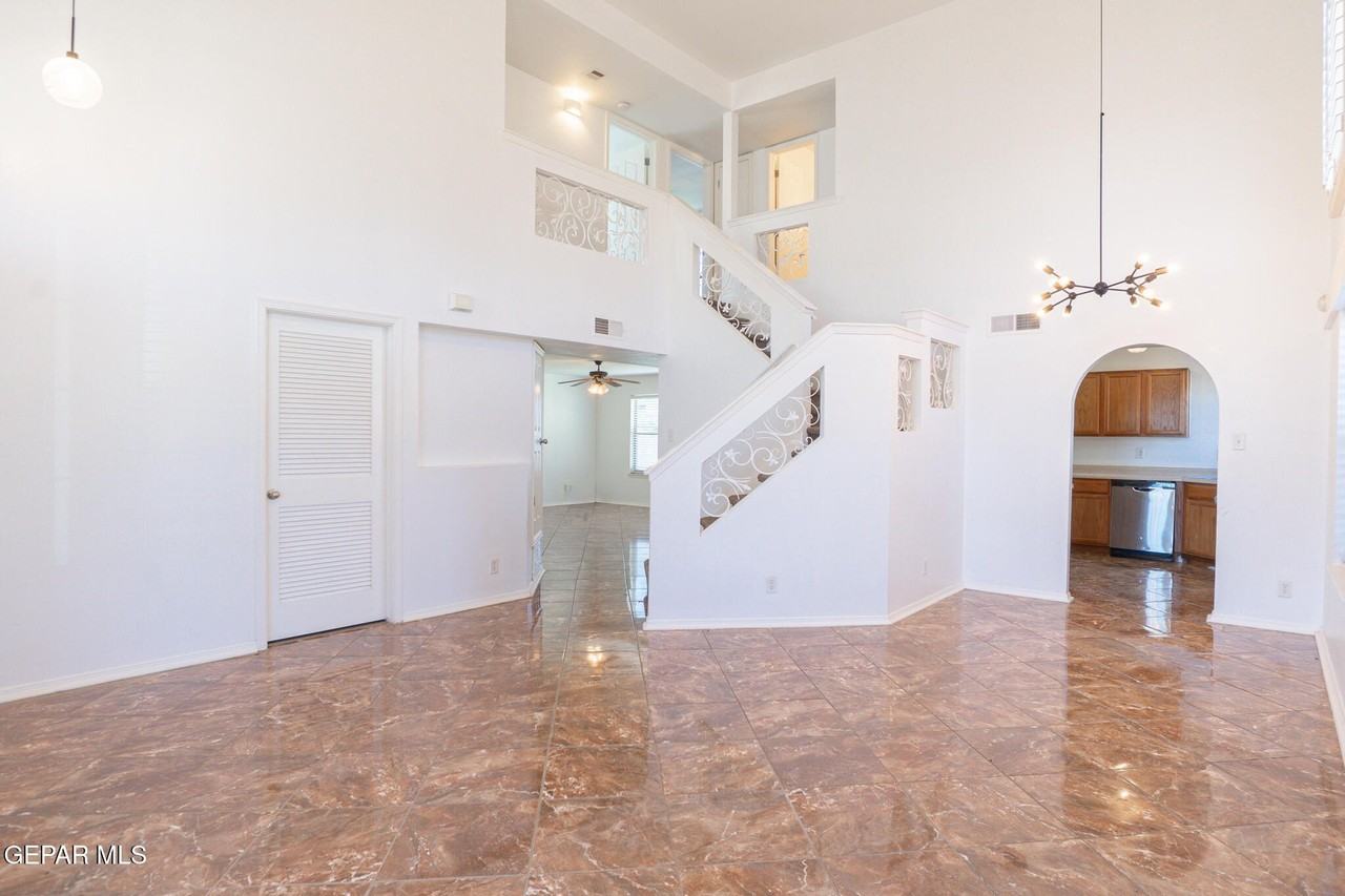 1497 Dunlin Pl - Photo 4 of 37