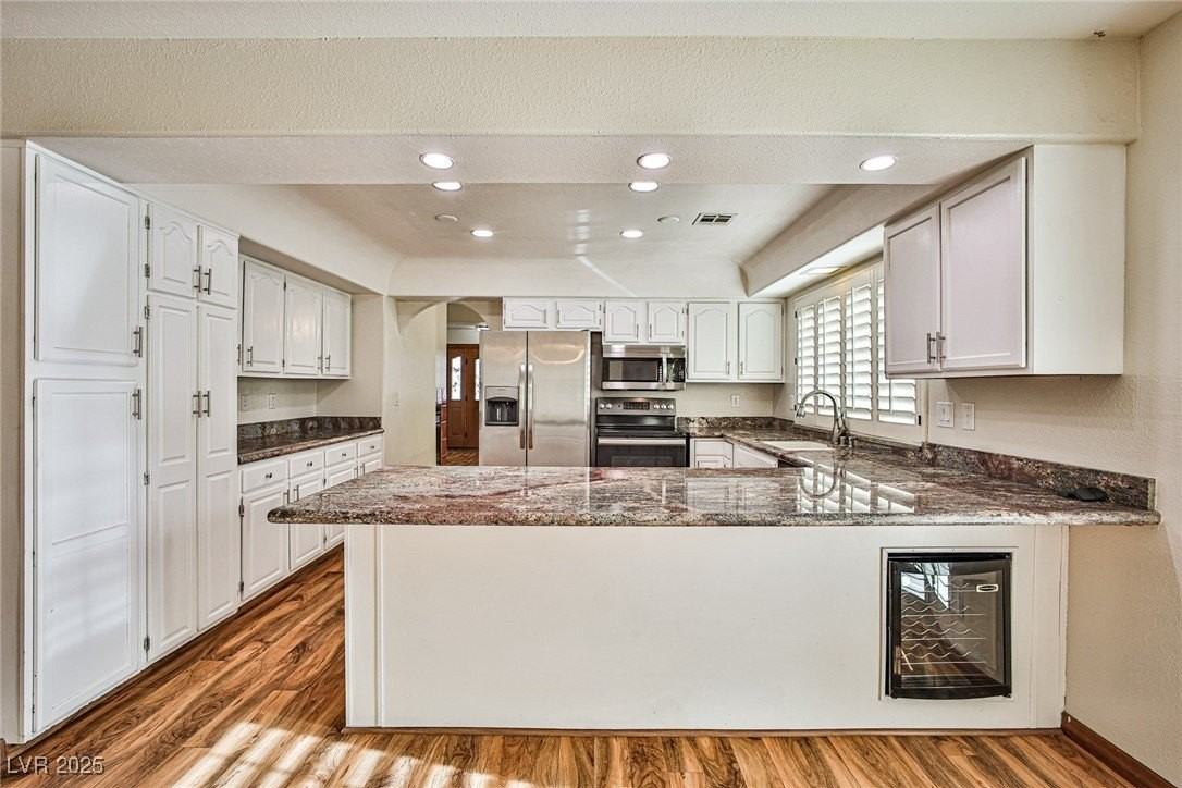 6315 N Park St - Photo 4 of 37