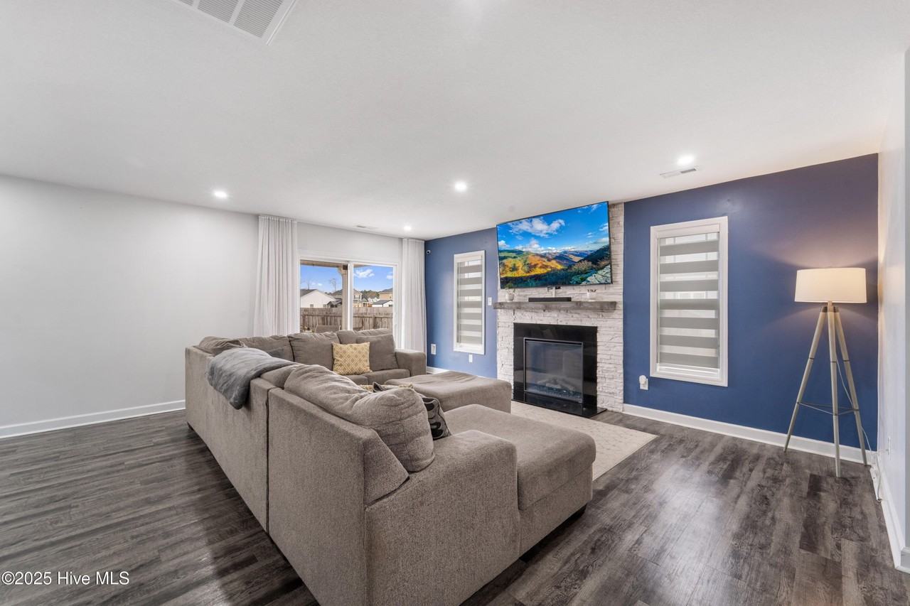 408 Cattle Ranch Ln - Photo 3 of 24