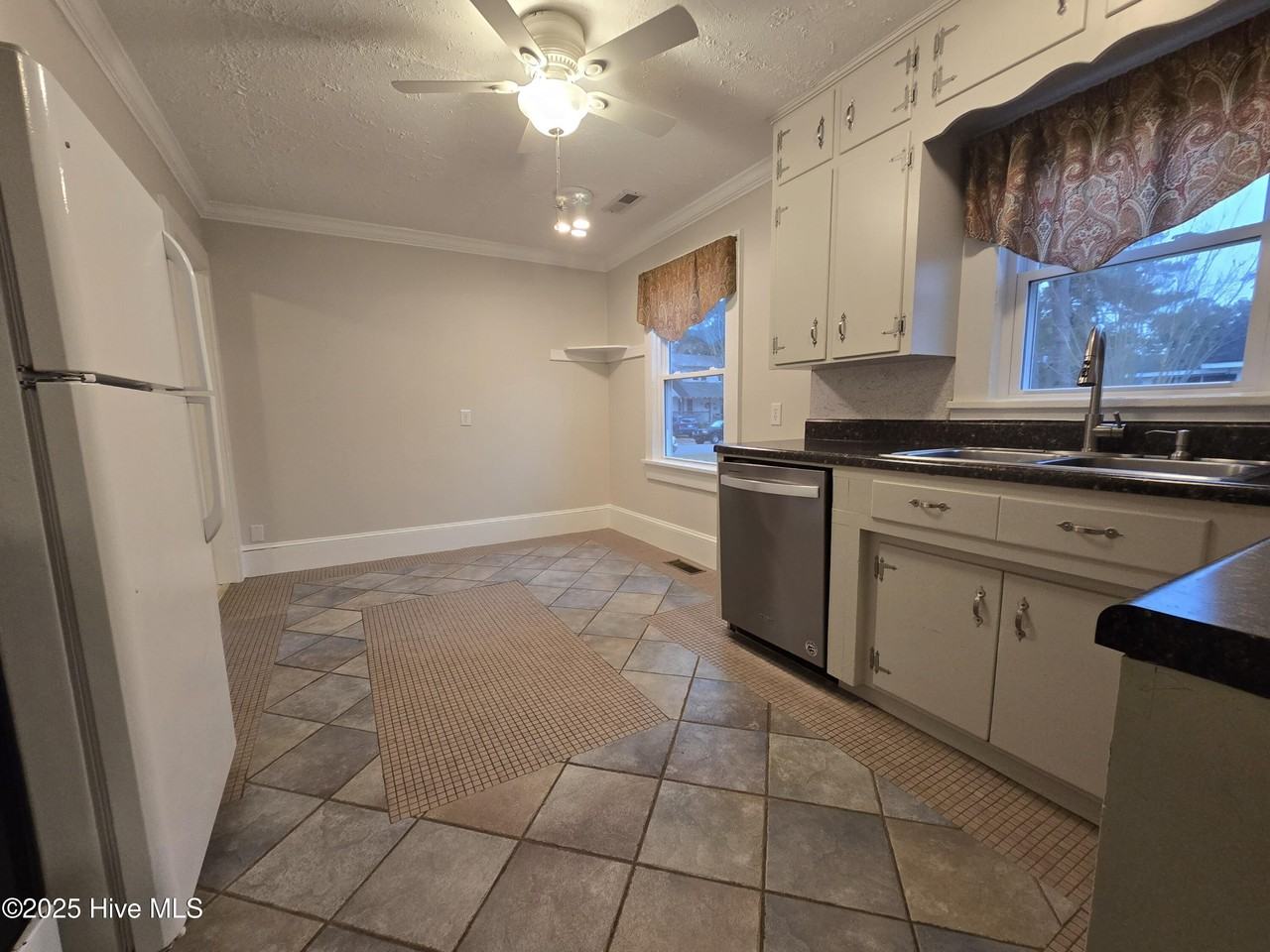 903 Raleigh St - Photo 4 of 10