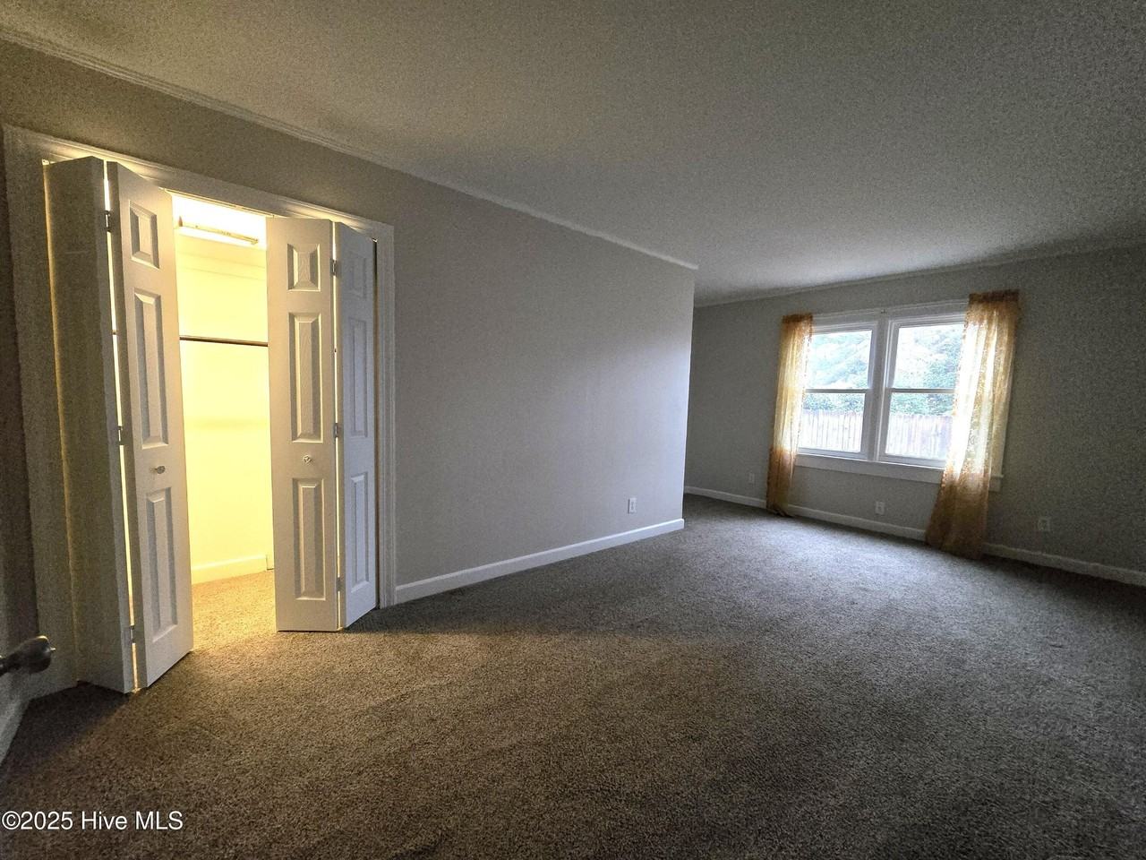 903 Raleigh St - Photo 7 of 10