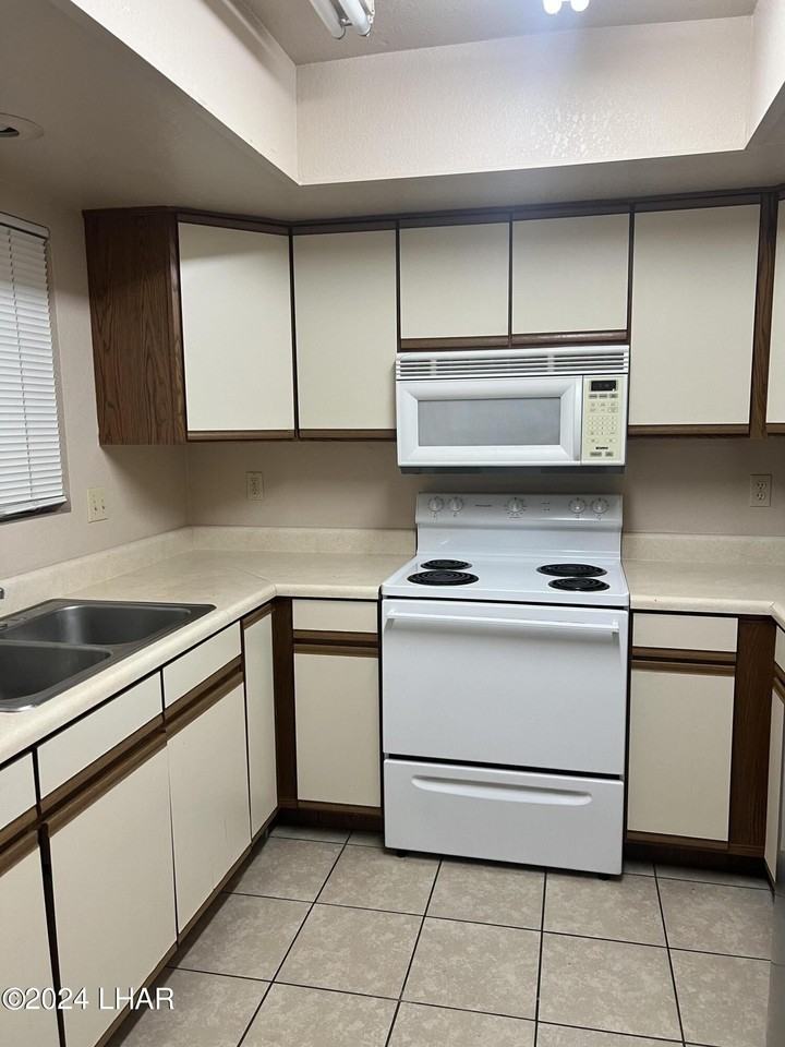 1810 Bimini Ln Apt 2 #2 - Photo 4 of 6