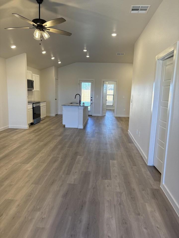 2509 Kenwood Ave - Photo 3 of 11