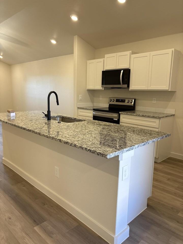 2509 Kenwood Ave - Photo 4 of 11