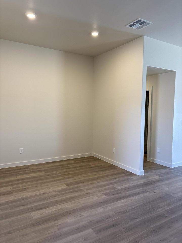 2509 Kenwood Ave - Photo 5 of 11