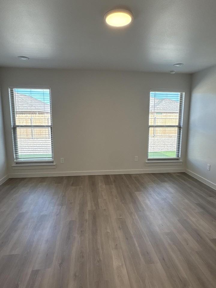 2509 Kenwood Ave - Photo 6 of 11