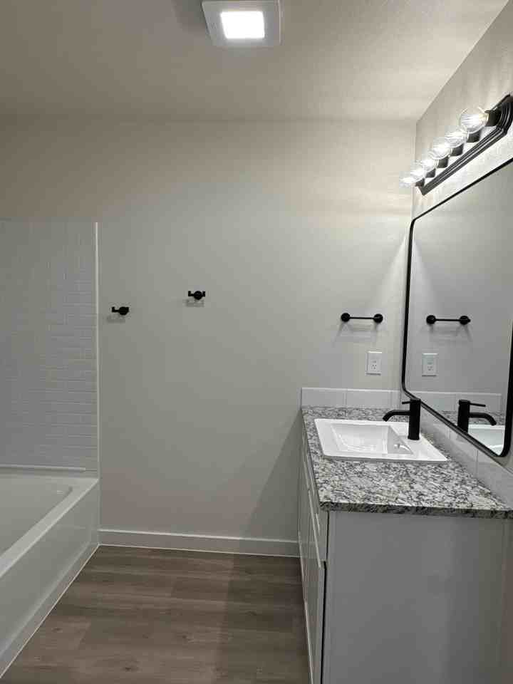 2509 Kenwood Ave - Photo 7 of 11