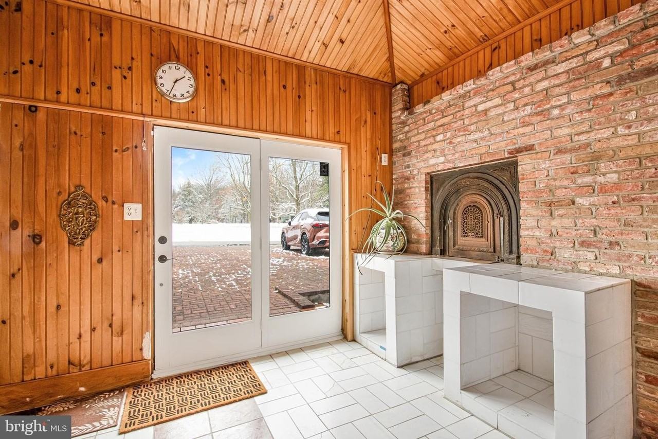 6561 Shady Side Rd - Photo 3 of 26