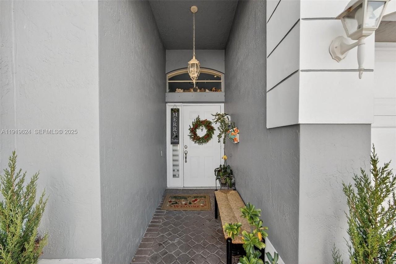 10101 Sw 162nd Ct - Photo 2 of 33