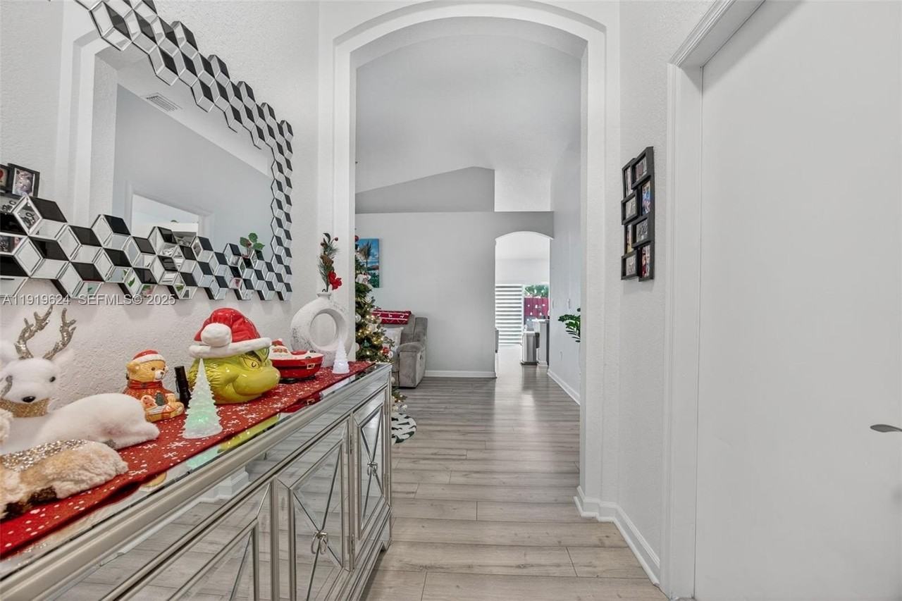 10101 Sw 162nd Ct - Photo 3 of 33