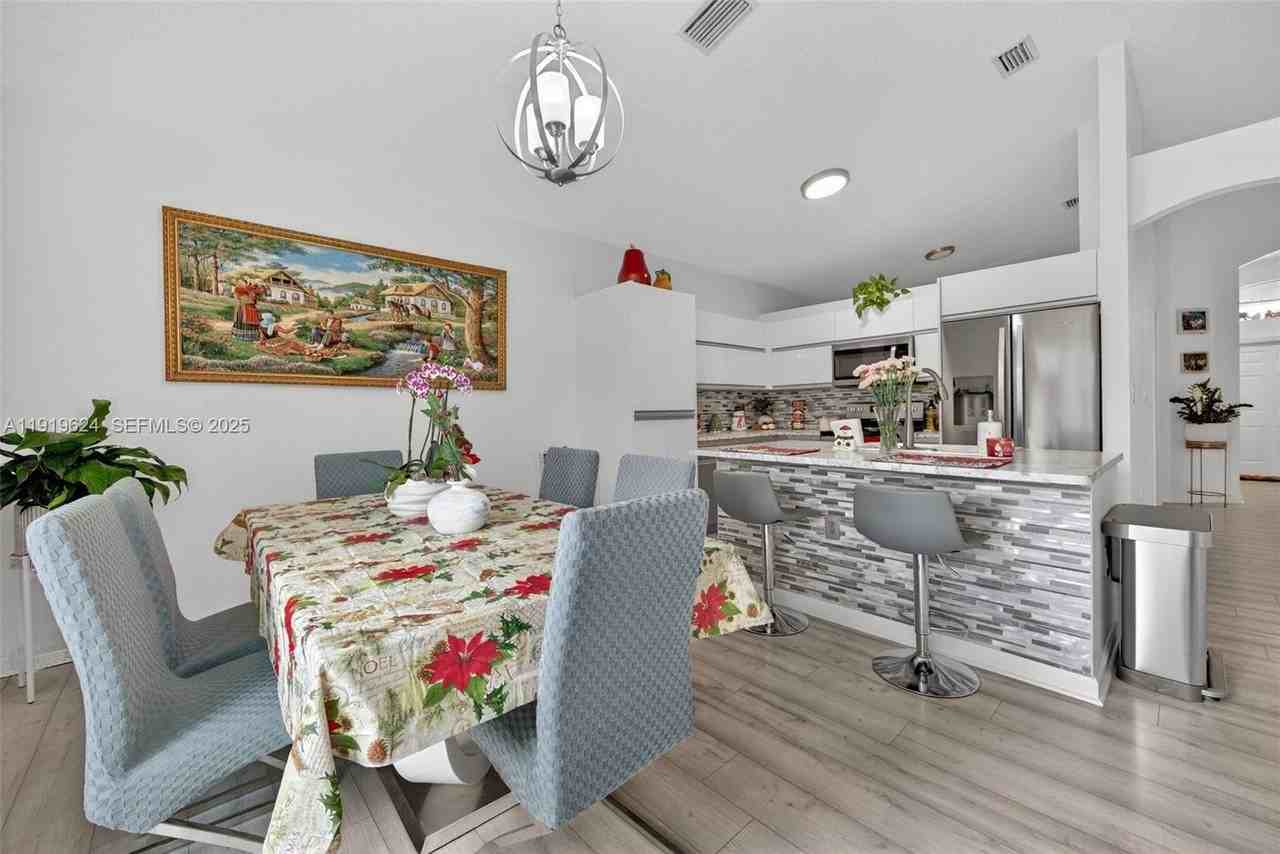 10101 Sw 162nd Ct - Photo 4 of 33