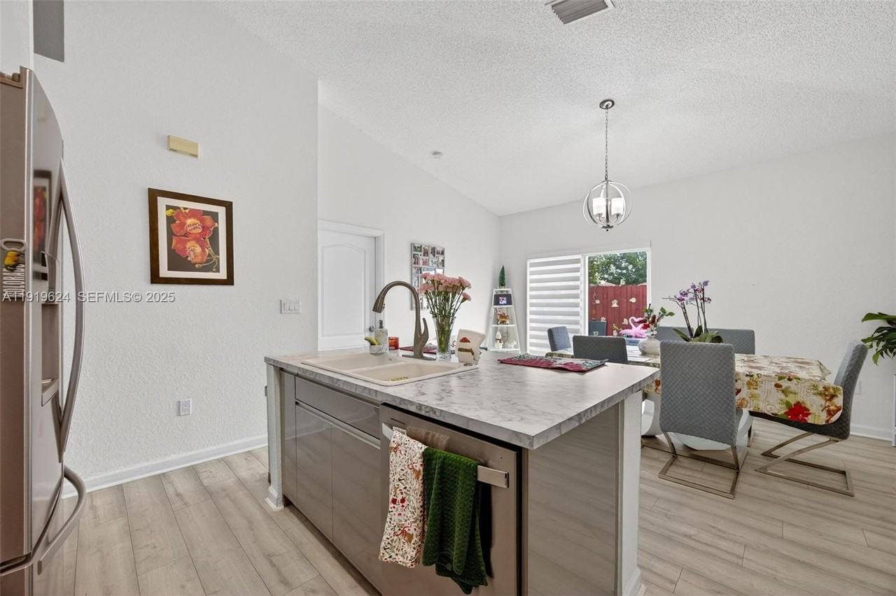 10101 Sw 162nd Ct - Photo 6 of 33