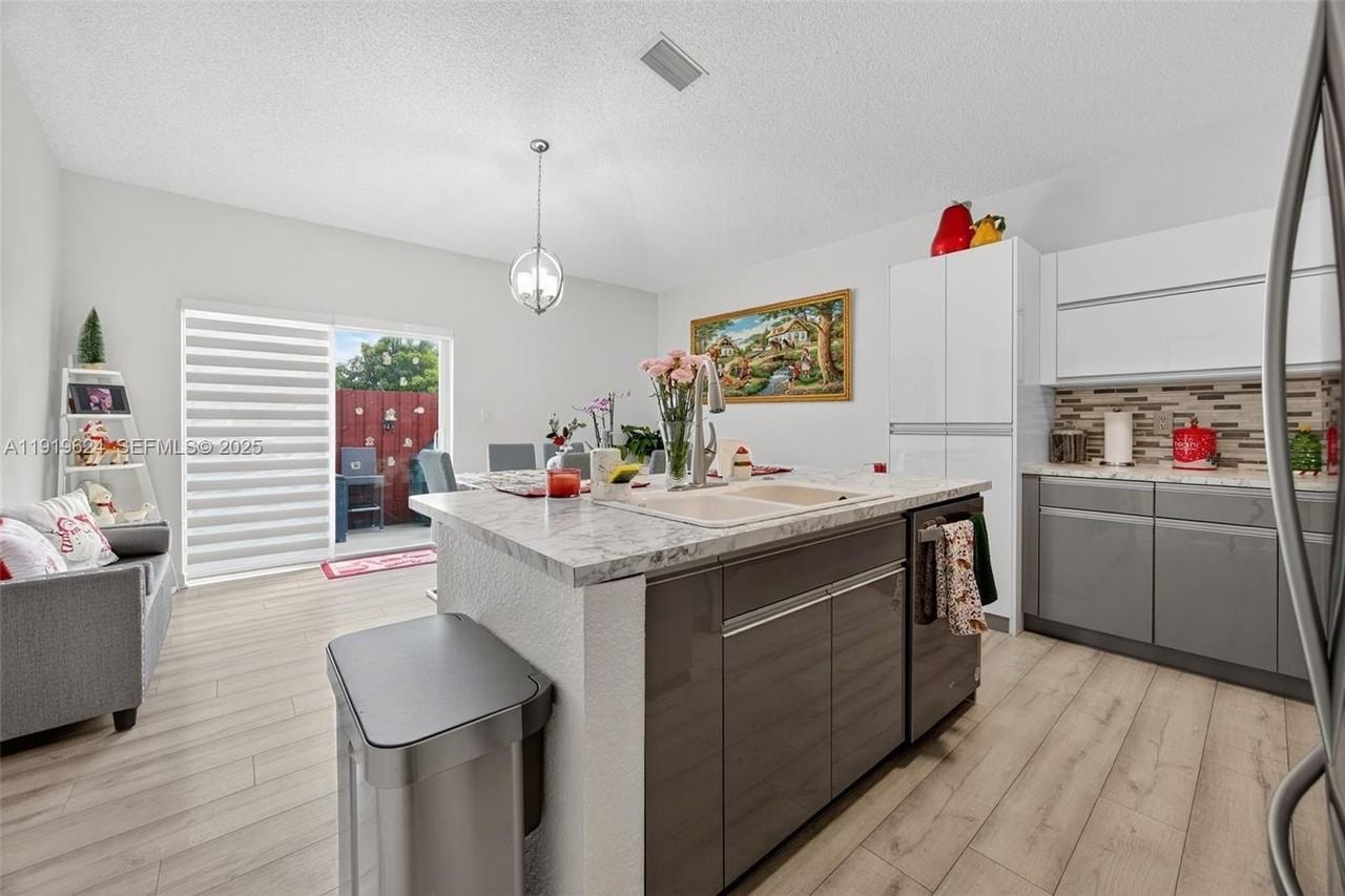 10101 Sw 162nd Ct - Photo 7 of 33