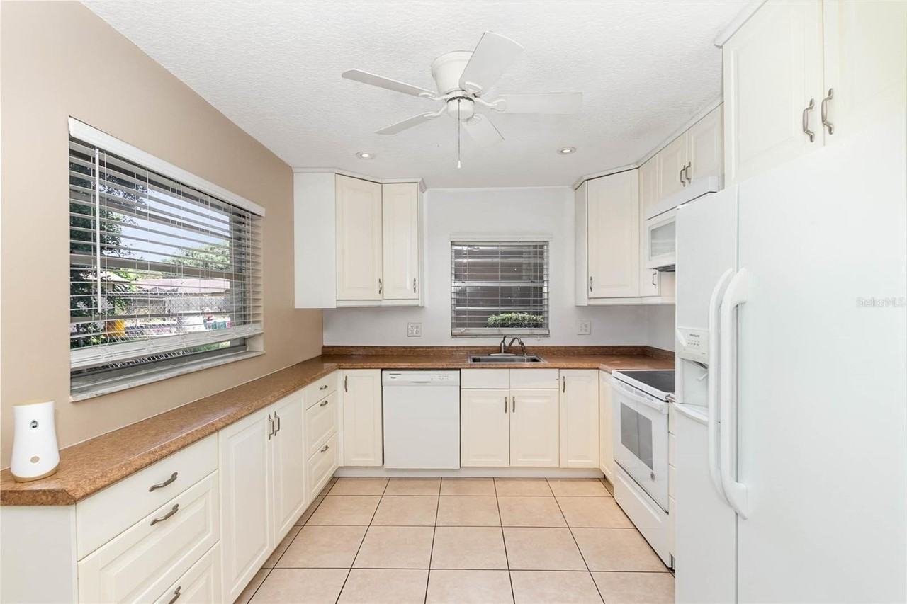 823 Field St - Photo 5 of 15