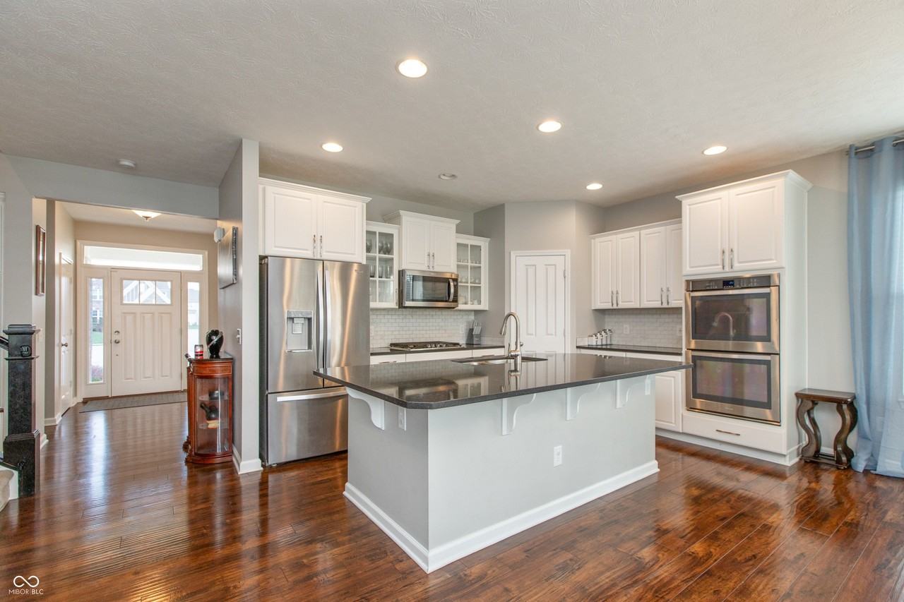 2473 Commons Ct - Photo 4 of 31