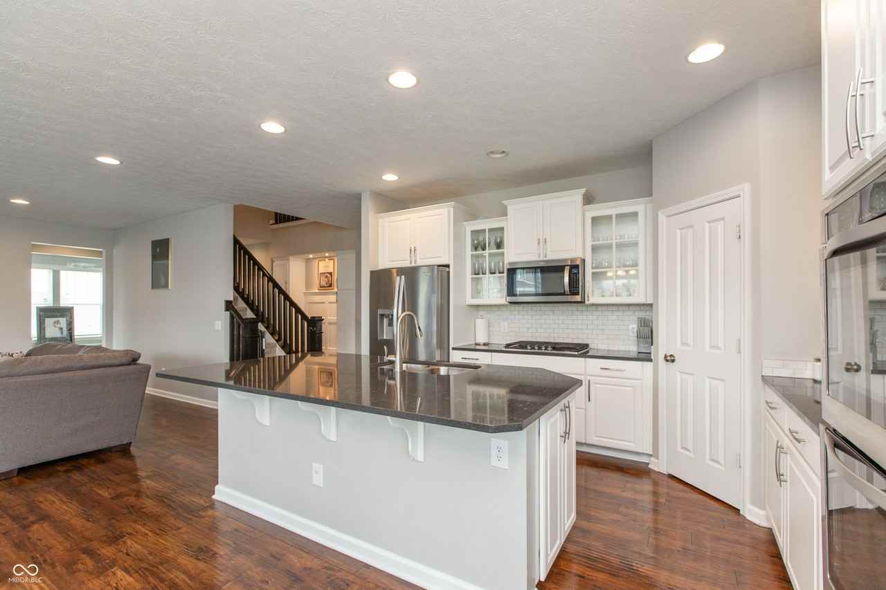 2473 Commons Ct - Photo 7 of 31