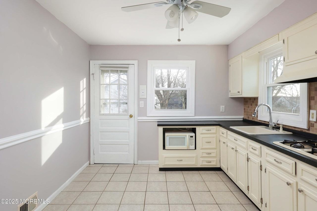 22 Commodore Ave Unit B - Photo 4 of 19