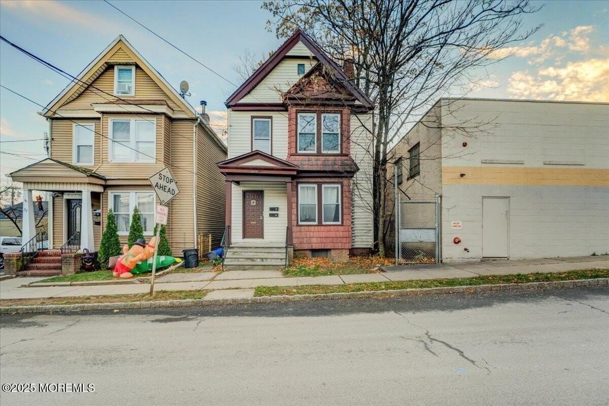 81 Holmes St - Photo 2 of 18