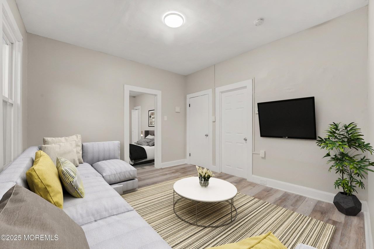 81 Holmes St - Photo 5 of 18