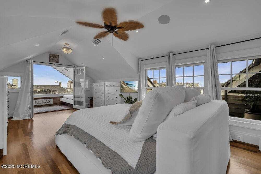 985 Ocean Ave - Photo 5 of 50