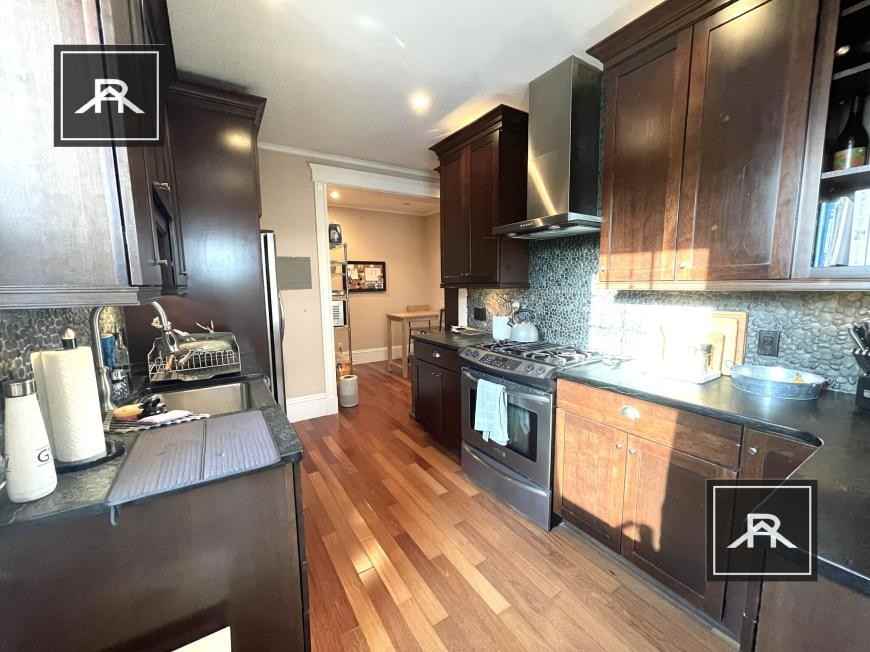 162 Strathmore Rd - Photo 3 of 10