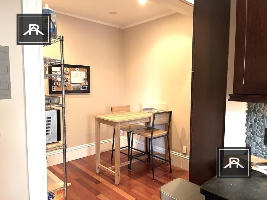 162 Strathmore Rd - Photo 4 of 10