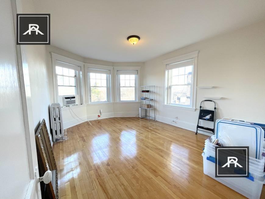 160 Strathmore Road - Photo 7 of 10