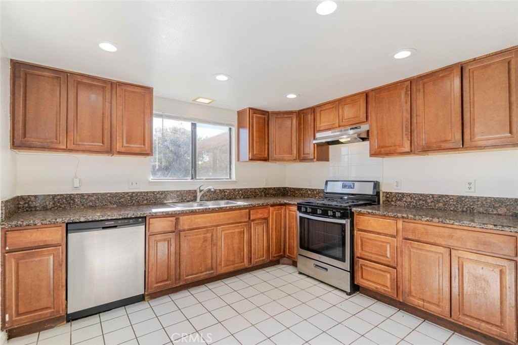 4906 Pacifica Avenue - Photo 5 of 36