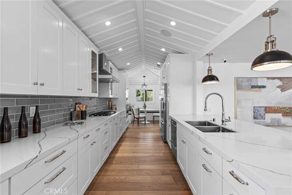 12947 La Maida St - Photo 4 of 31