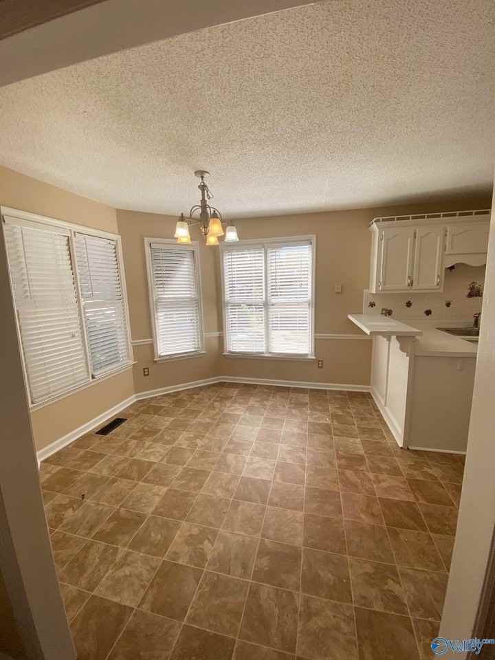 523 Farmingdale Rd Se - Photo 5 of 34