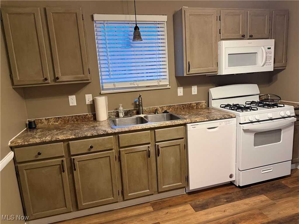 195 Surrey Ln - Photo 3 of 18