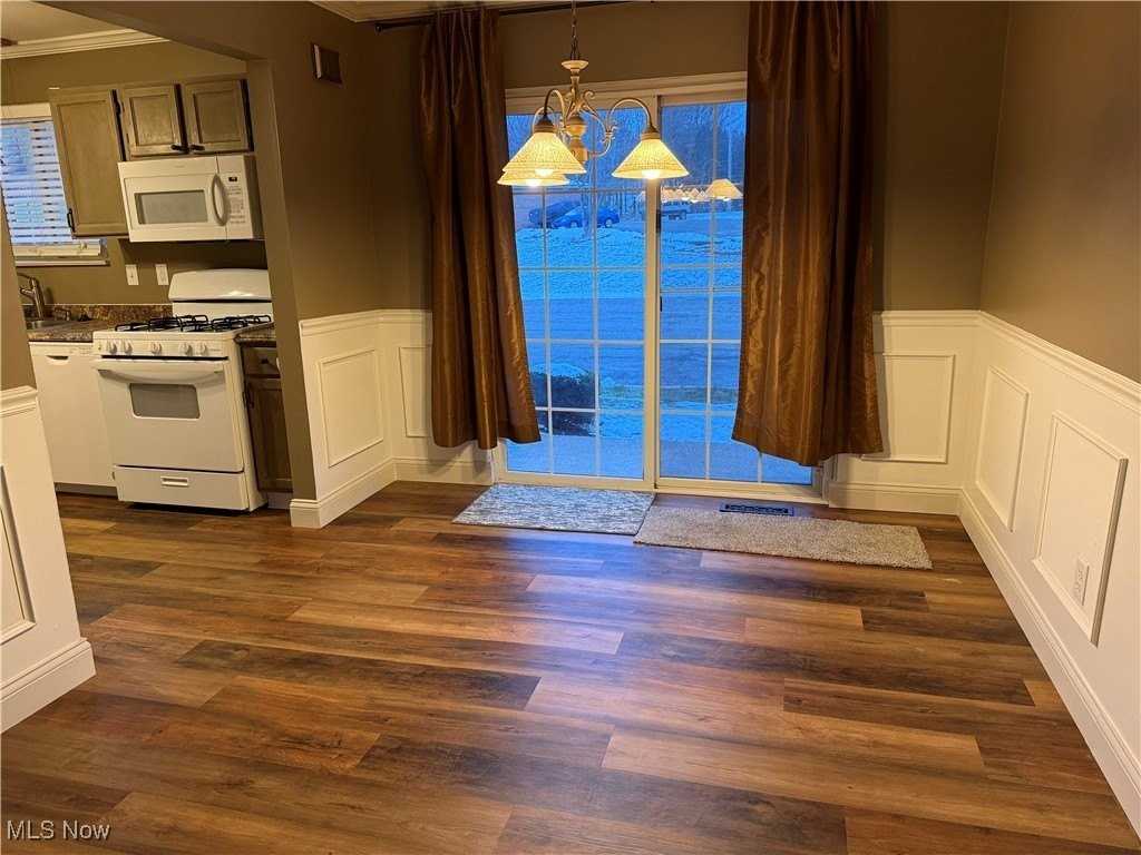 195 Surrey Ln - Photo 4 of 18