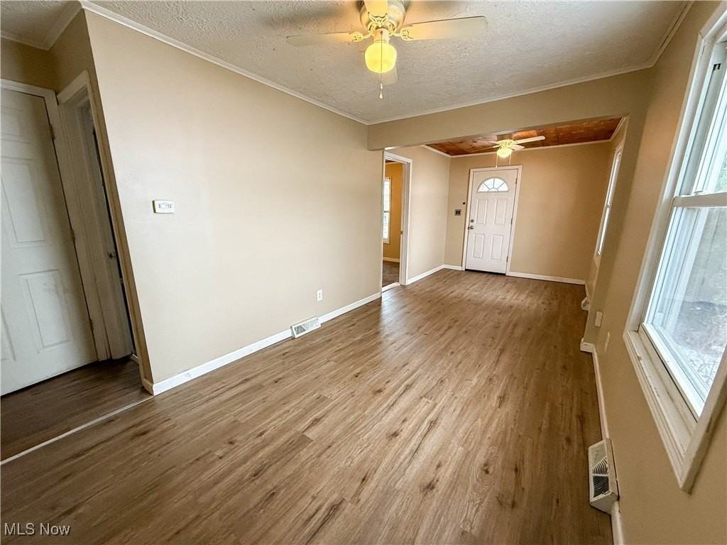 1578 Salem Ave - Photo 4 of 23