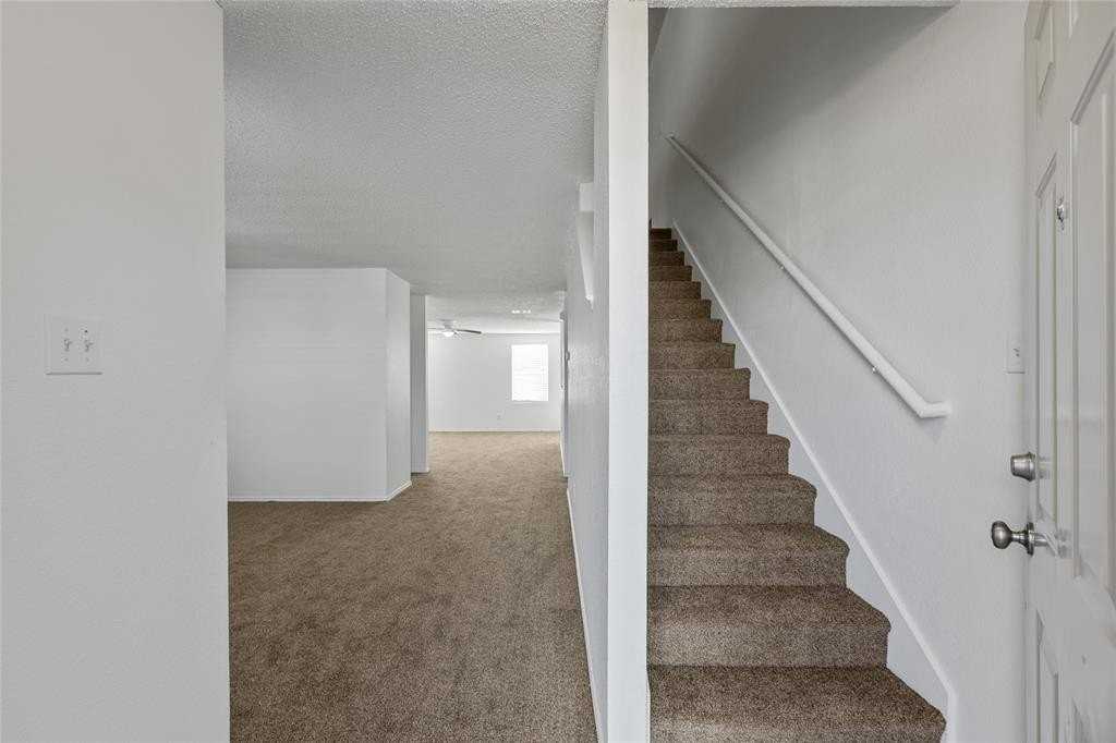 1628 Fieldstone Drive - Photo 4 of 32