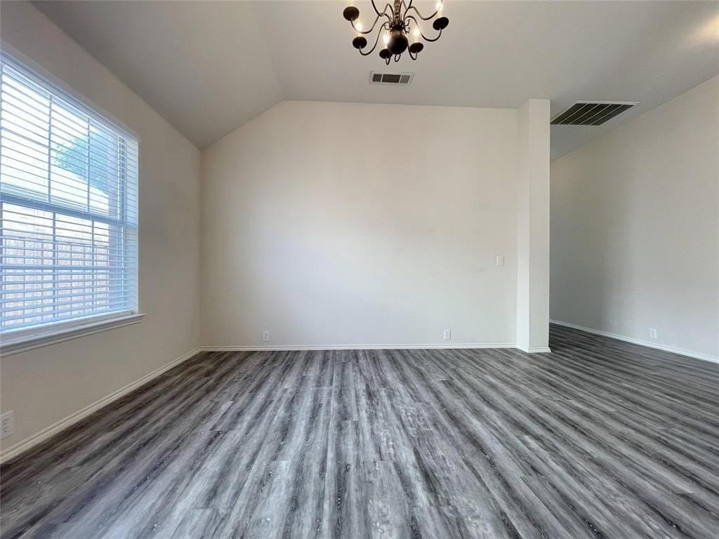 1004 Southfork Dr - Photo 5 of 24